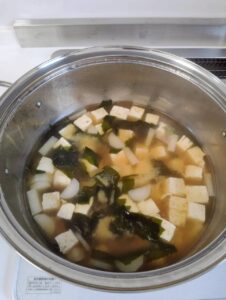 大きな鍋に入った大根の味噌汁