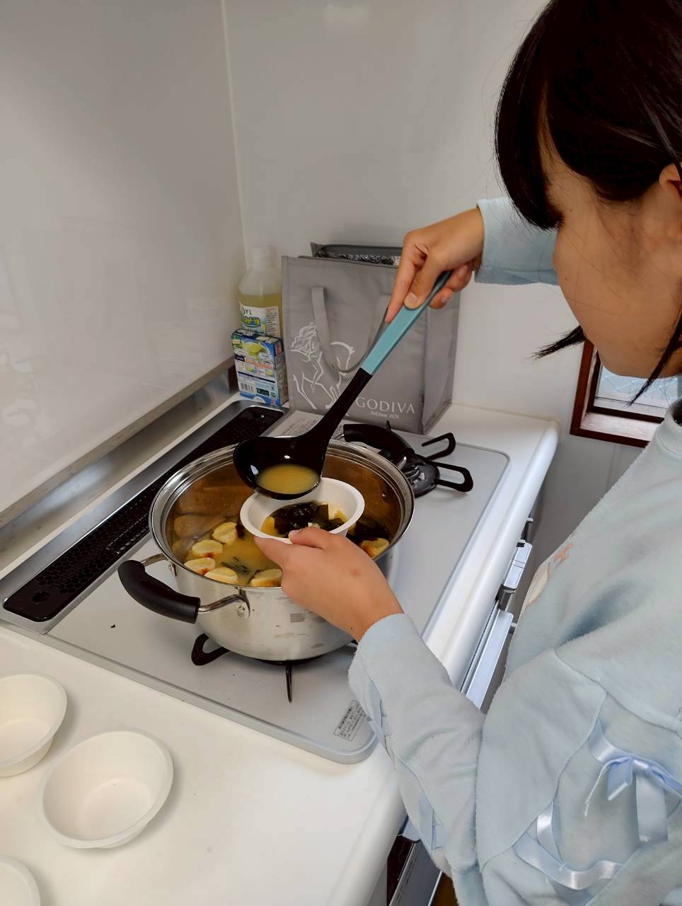 味噌汁の仕上げ。味噌を溶く。